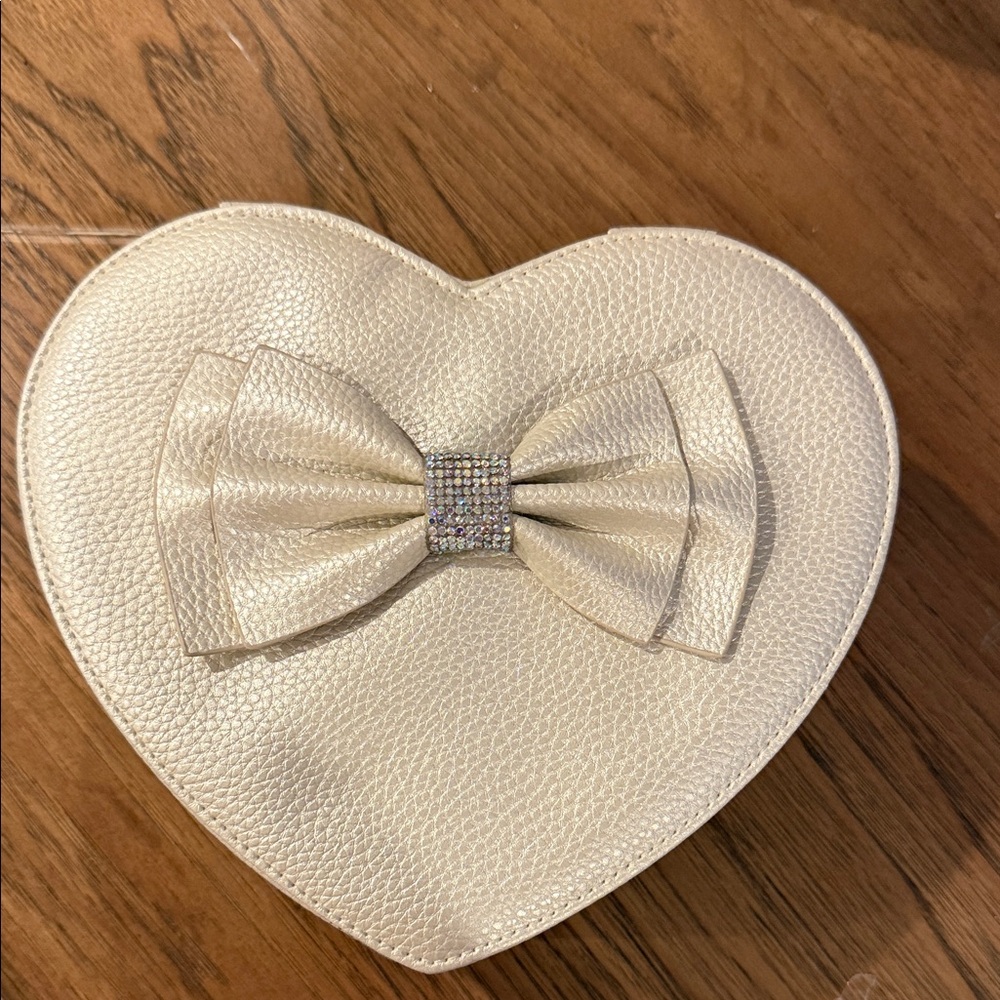 Elegant Cream Heart-Shaped Jewelry Box